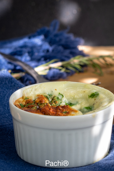 Souffles de queso y hojas de espinaca