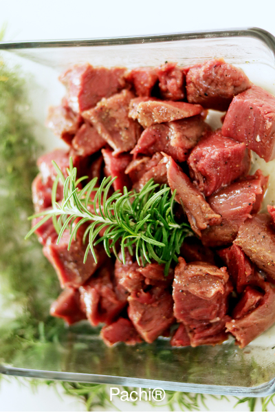 Pinchos de Carne con cebolla y salsa de frambuesa
