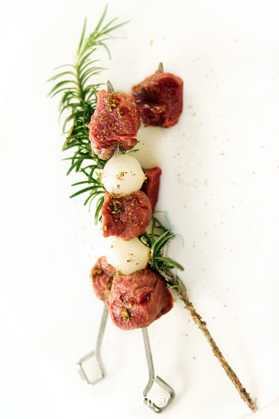 Pinchos de Carne con cebolla y salsa de frambuesa