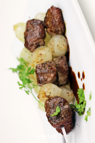 Pinchos de Carne con cebolla y salsa de frambuesa