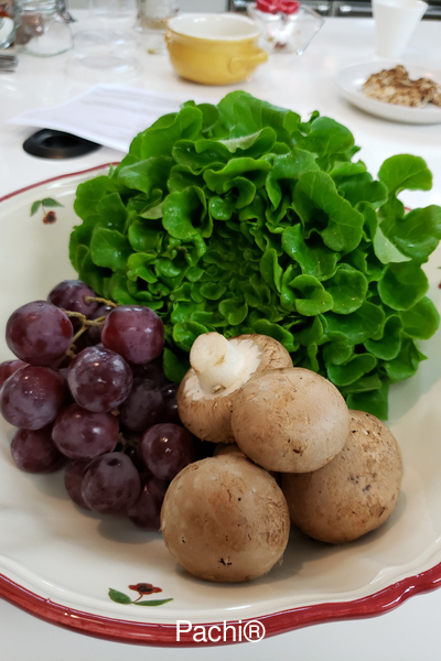 Lechuga Bibb con Hongos y Uvas