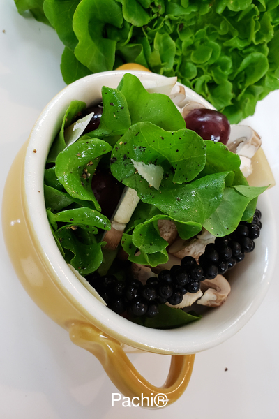 Lechuga Bibb con Hongos y Uvas