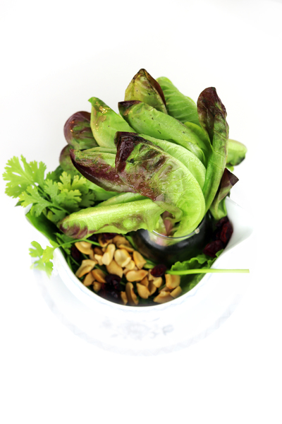 Lechuga Bibb con uvas pasas y maní