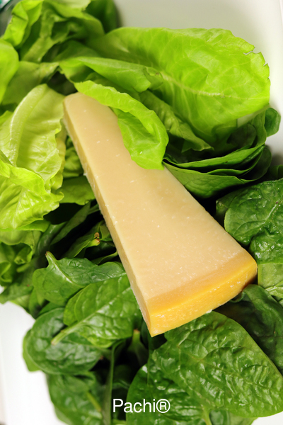Hojas de Espinaca y Lechuga con Queso Parmesano