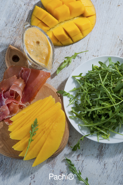 Hojas verdes con Jamón Serrano y Mango
