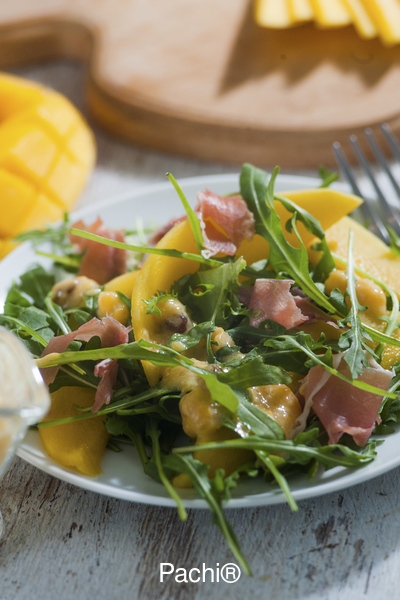 Hojas verdes con Jamón Serrano y Mango
