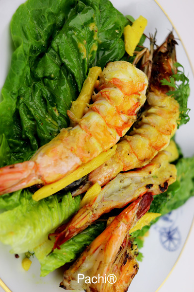 Ensalada de Lechuga Romana, camarones y mango