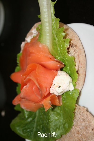 Sanduche de Salmón con Panecillos Ingleses