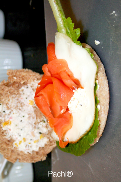 Sanduche de Salmón con Panecillos Ingleses