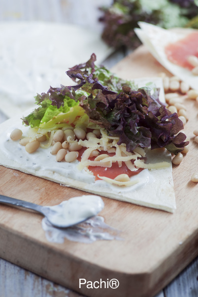 Mini Pitas de Atún con Queso Blanco Cheddar