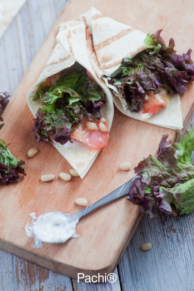 Mini Pitas de Atún con Queso Blanco Cheddar