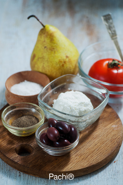 Peras con Queso de cabra (o queso vegano), Oregano y Aderezo de Tomate