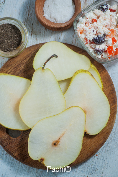 Peras con Queso de cabra (o queso vegano), Oregano y Aderezo de Tomate
