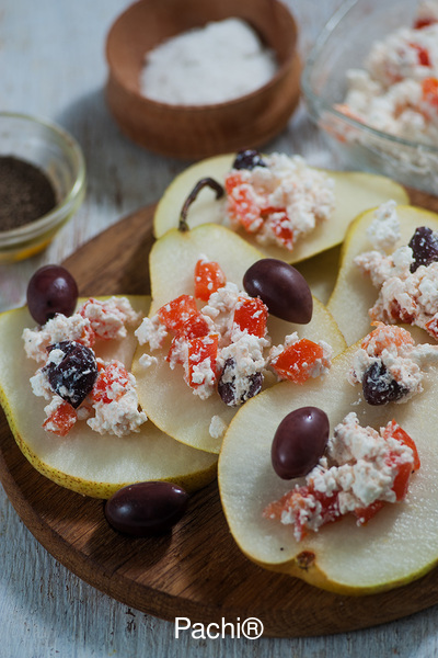 Peras con Queso de cabra (o queso vegano), Oregano y Aderezo de Tomate