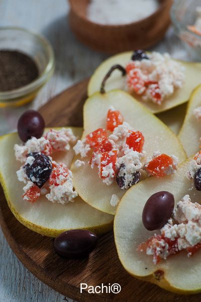 Peras con Queso de cabra (o queso vegano), Oregano y Aderezo de Tomate